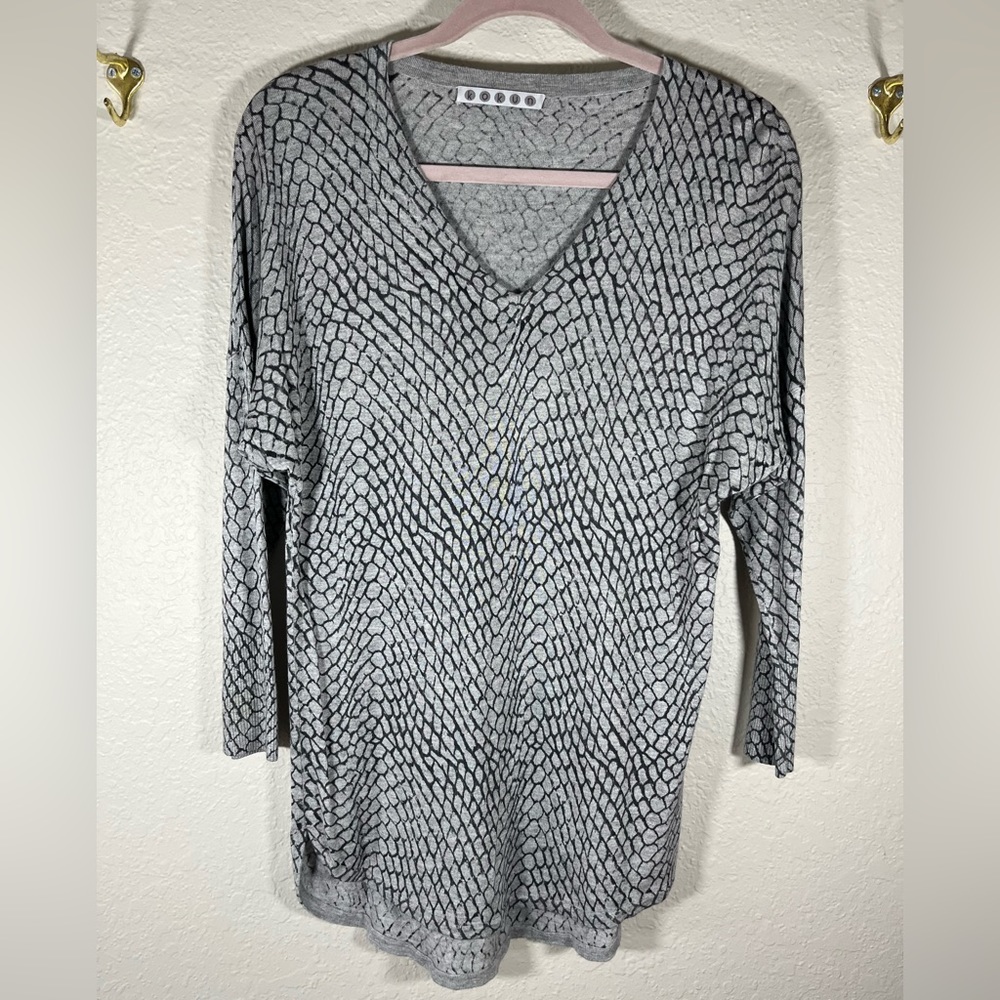 Kokun Bamboo Cashmere Blend Reptile Print Gray V-neck Sweater Size S Excellent